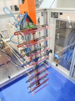 Охлаждение в потоке воздуха отлитых основ зубных щёток на вакуумном захвате робота ARKODIM